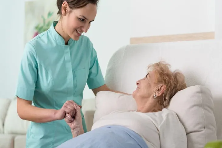 El cuidado postoperatorio: mejor con un cuidador profesional